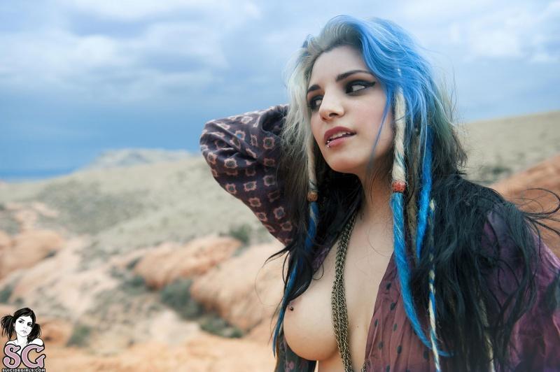 Deliciosa morena tatuada com peitões perfeitos peladinha