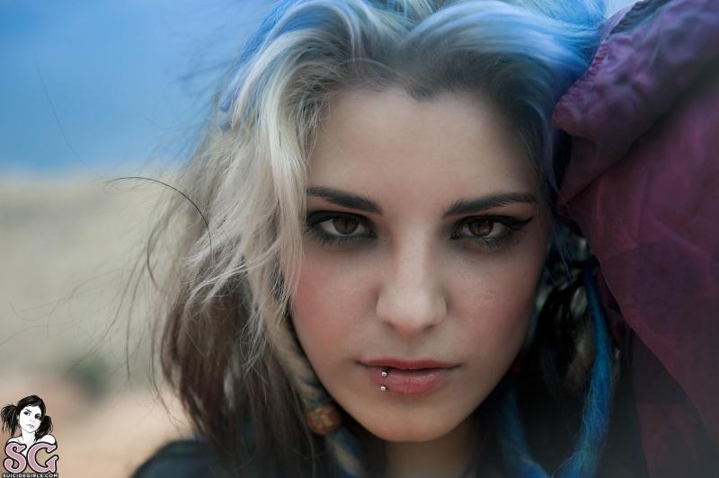 Deliciosa morena tatuada com peitões perfeitos peladinha