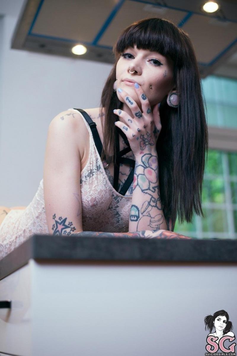 Moreninha gostosa muito sensual e peladinha bem delicia