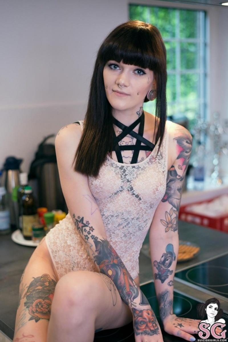 Evevalentine Suicide Girls moreninha gostosa muito sensual e peladinha bem delicia