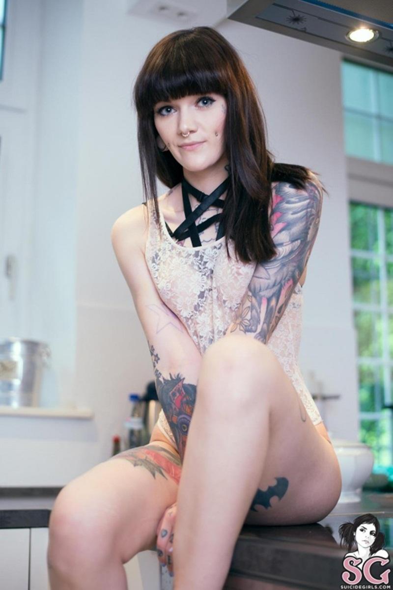 Moreninha gostosa muito sensual e peladinha bem delicia