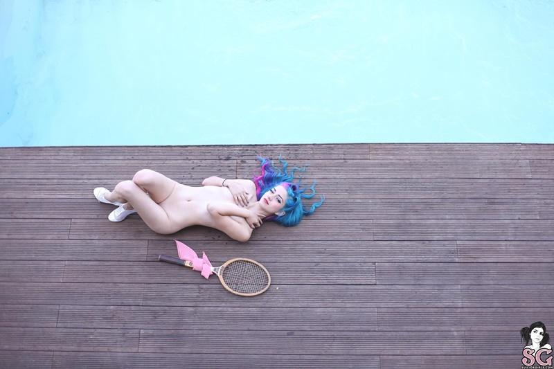 Fay Suicide Girls ninfeta gostosa jogando video game pelada