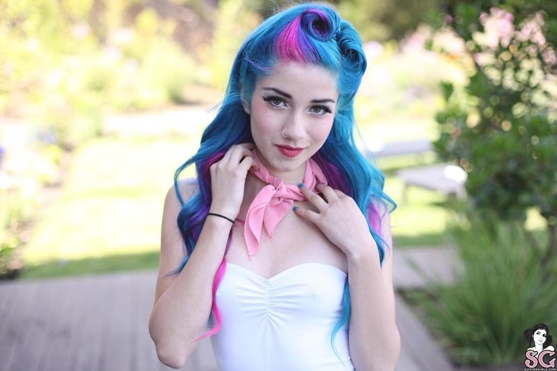 Ninfeta gostosa jogando video game pelada