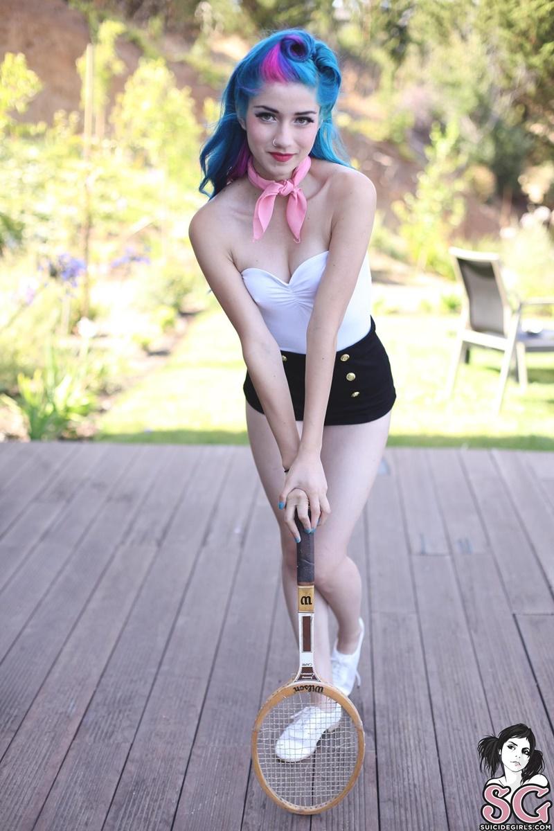 Fay Suicide Girls ninfeta gostosa jogando video game pelada