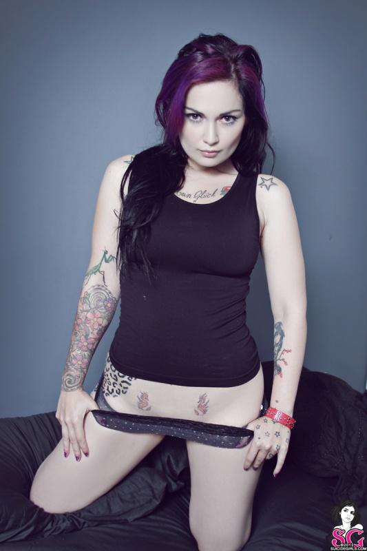 Mulher linda seios fartos pelada na cama tatuada perfeita