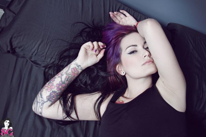 Fernanda Suicide Girls mulher linda seios fartos pelada na cama tatuada perfeita