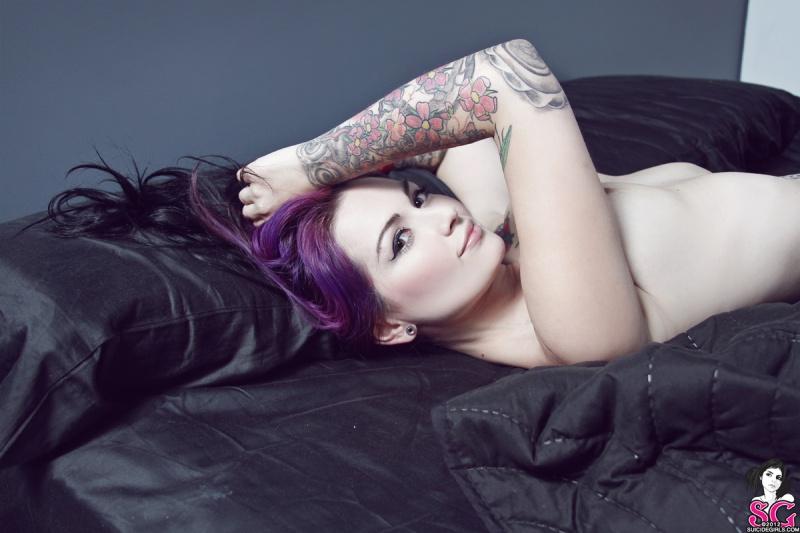 Mulher linda seios fartos pelada na cama tatuada perfeita