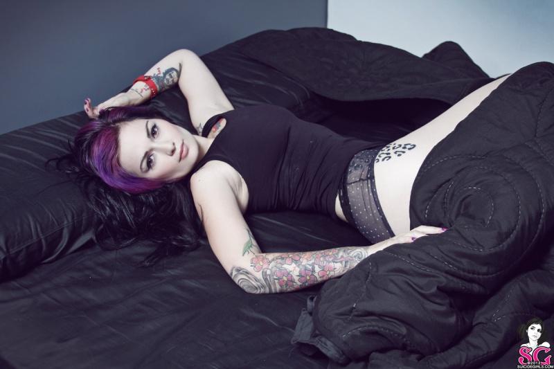 Fernanda Suicide Girls mulher linda seios fartos pelada na cama tatuada perfeita