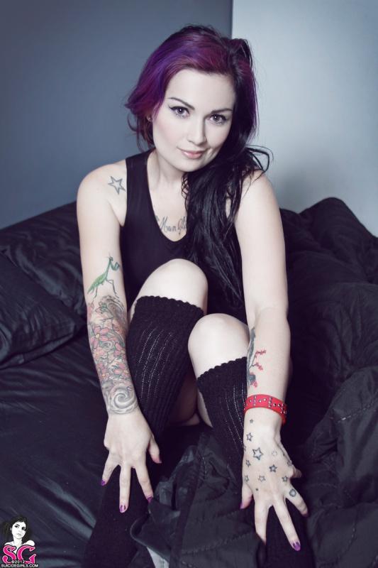 Mulher linda seios fartos pelada na cama tatuada perfeita