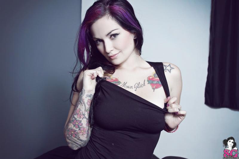 Mulher linda seios fartos pelada na cama tatuada perfeita