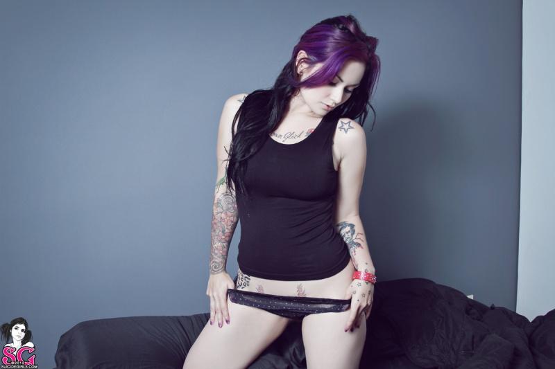 Mulher linda seios fartos pelada na cama tatuada perfeita