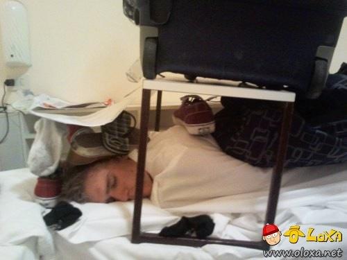 Dormiu onde caiu e ainda fez pose.