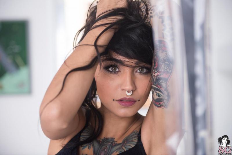 Moreninha tatuada linda pelada gostosa