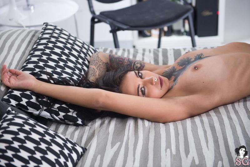 Loira gostosa de dreds bem sexy com piercing no mamilo pelad