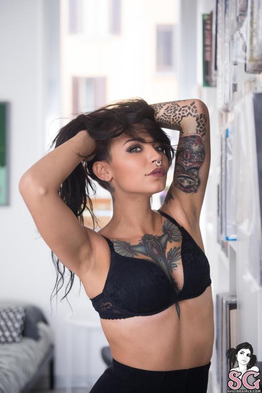 Moreninha tatuada linda pelada gostosa