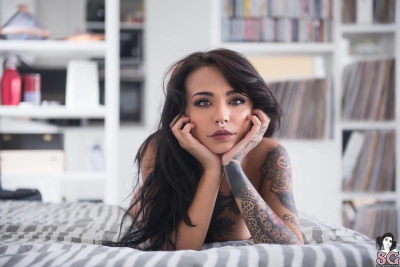 Loira gostosa de dreds bem sexy com piercing no mamilo pelad