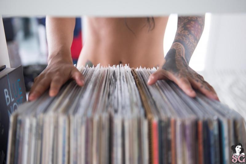 Moreninha tatuada linda pelada gostosa