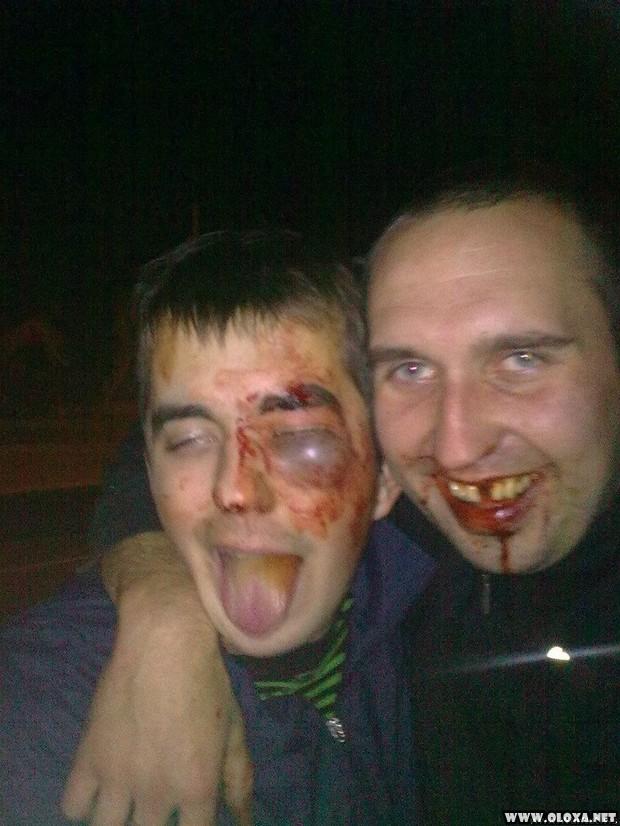 Pessoa de sunga fio dental em churrasco de família com pose de capa de pornô vintage