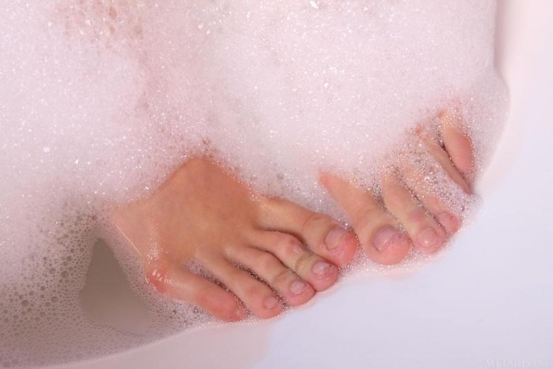 Moreninha de peitos lindos nua na banheira