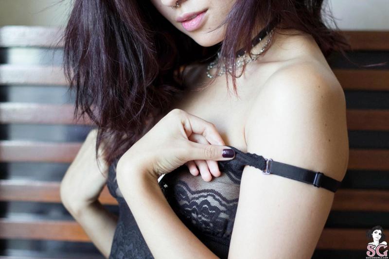 Morena linda e magrinha nua com seios pequenos 