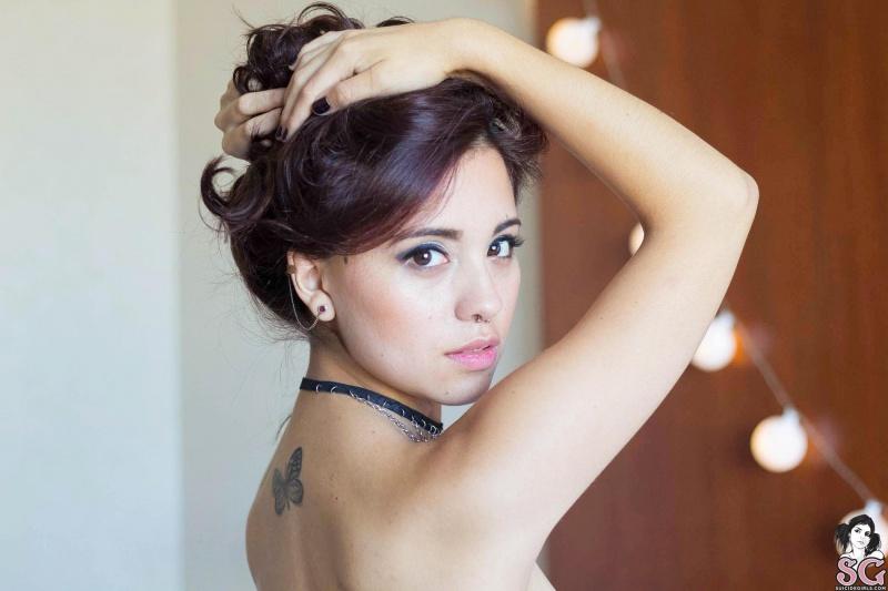 Morena linda e magrinha nua com seios pequenos 