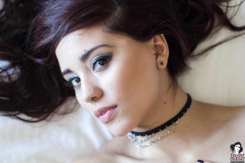 Morena linda e magrinha nua com seios pequenos 