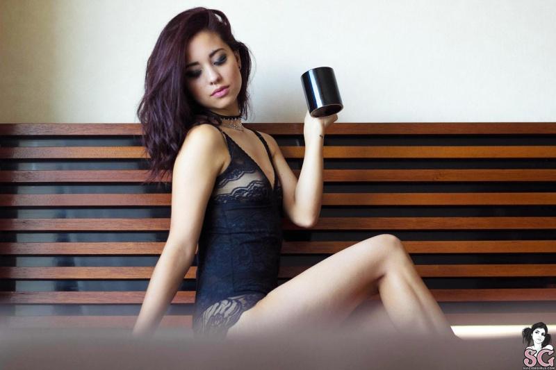 Morena linda e magrinha nua com seios pequenos 