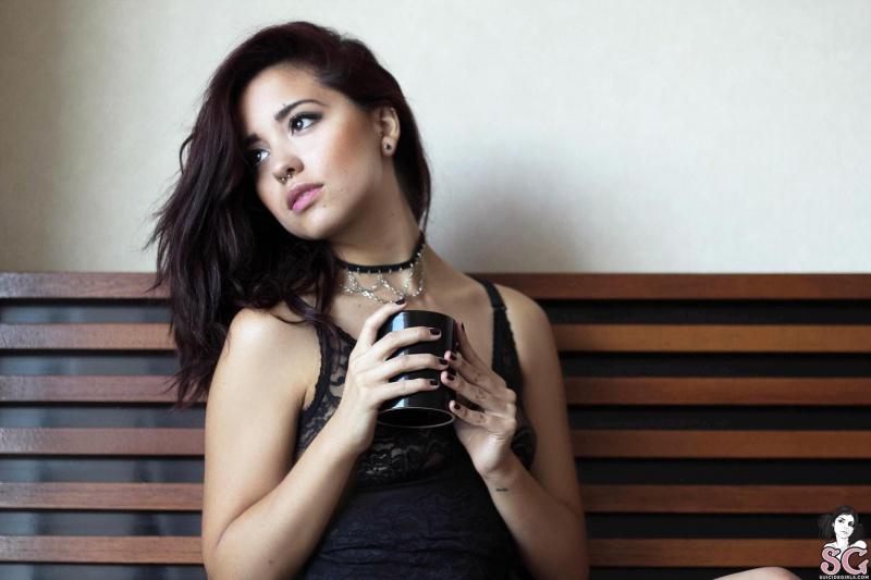 Morena linda e magrinha nua com seios pequenos 