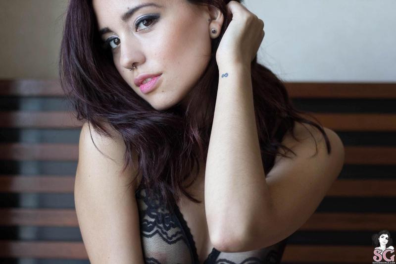 Morena linda e magrinha nua com seios pequenos 