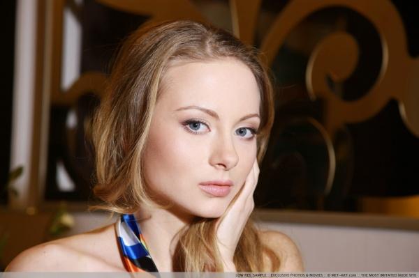 Frances A gata muito linda com uma bela bundinha perfeita.