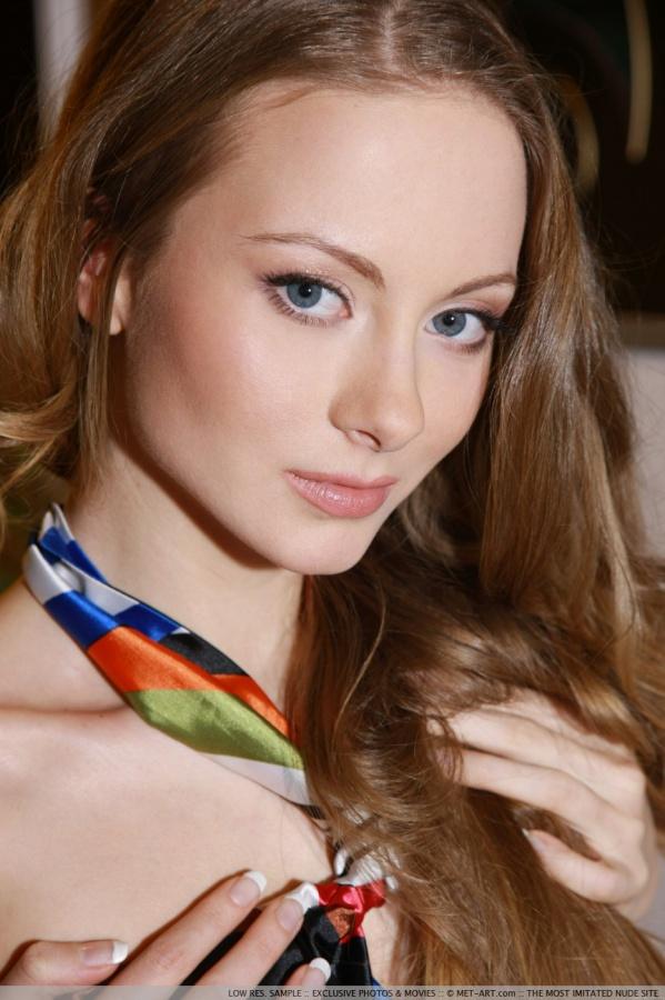 Gata muito linda com uma bela bundinha perfeita.