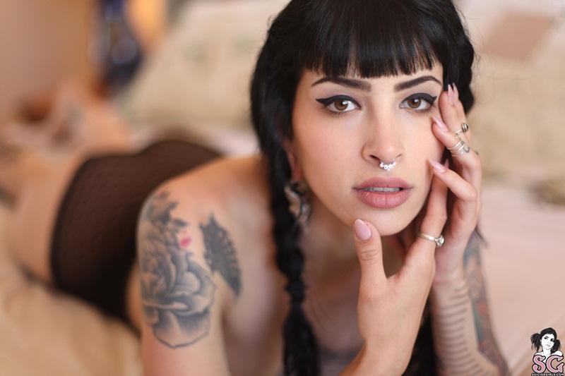 Gostosa bem sensual e safadinha de quatro delicia