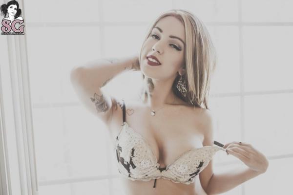 Loirinha ninfeta peladinha tatuada seios lindos bucetuda