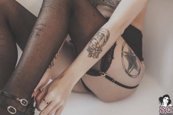 Frigggg Suicide Girls loirinha ninfeta peladinha tatuada seios lindos bucetuda