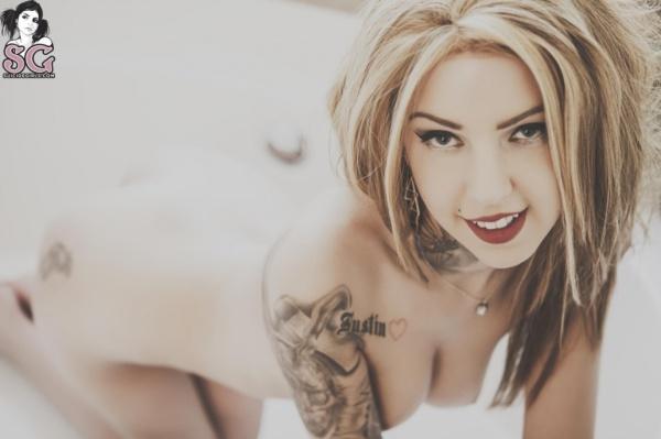 Loirinha ninfeta peladinha tatuada seios lindos bucetuda