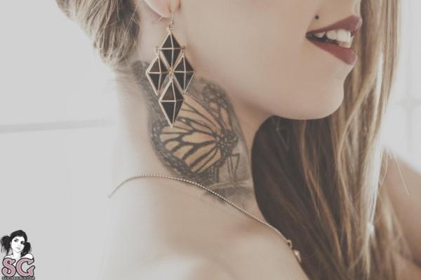 Loirinha ninfeta peladinha tatuada seios lindos bucetuda