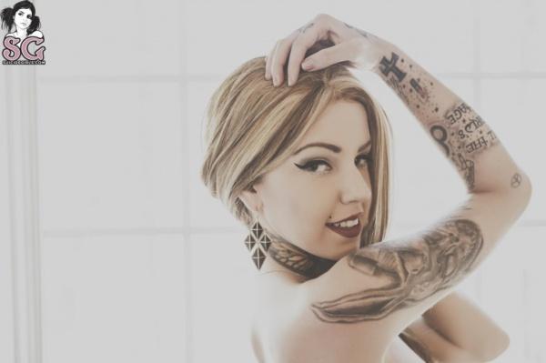 Loirinha ninfeta peladinha tatuada seios lindos bucetuda