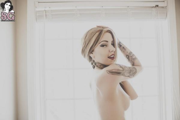 Loirinha ninfeta peladinha tatuada seios lindos bucetuda