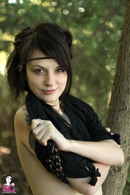 Moreninha magrela peladinha no mato