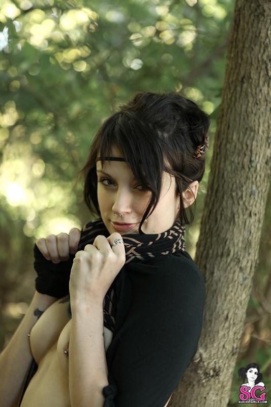 Moreninha magrela peladinha no mato