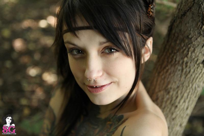 Moreninha magrela peladinha no mato