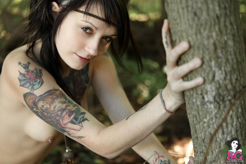 Moreninha magrela peladinha no mato