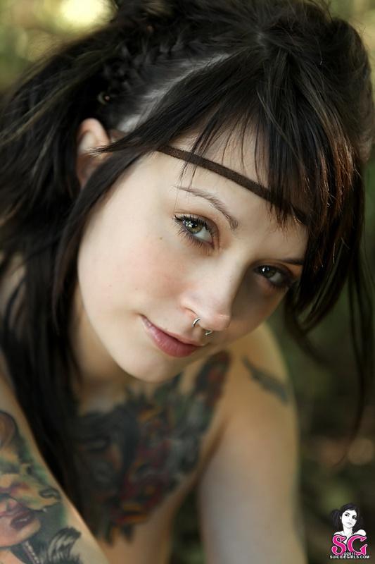 Moreninha magrela peladinha no mato