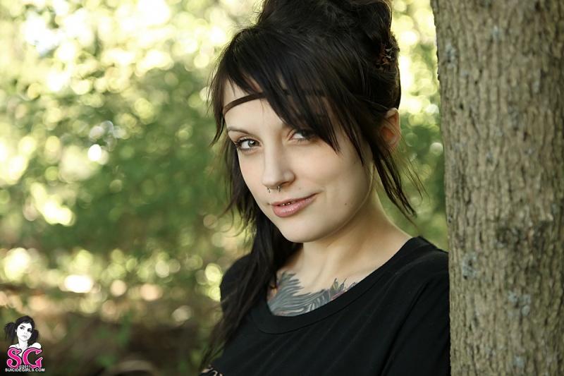 Gallows Suicide Girls moreninha magrela peladinha no mato