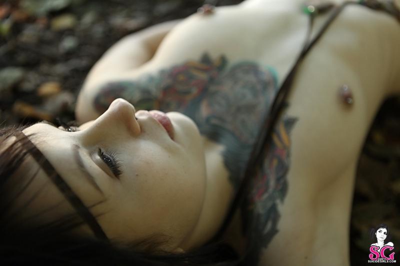 Moreninha magrela peladinha no mato