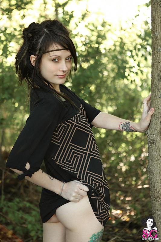 Moreninha magrela peladinha no mato