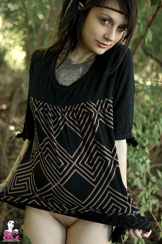 Moreninha magrela peladinha no mato