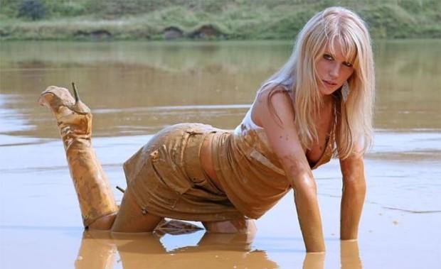 Lindas garotas banhadas de lama