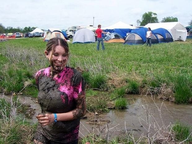garotas banhadas em lama 14