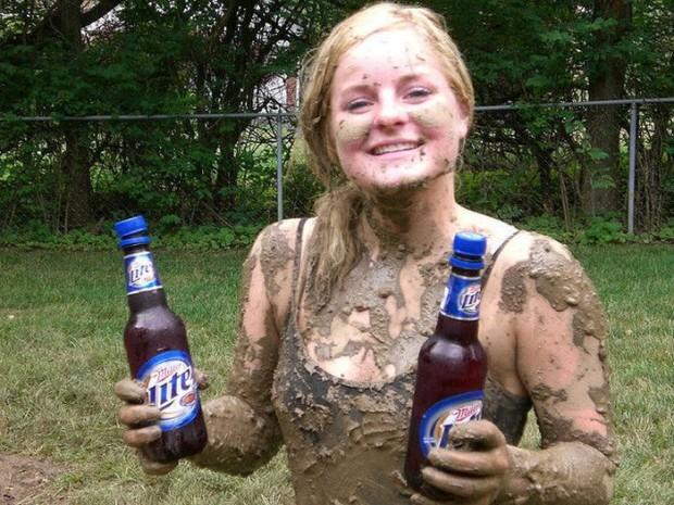 garotas banhadas em lama 15